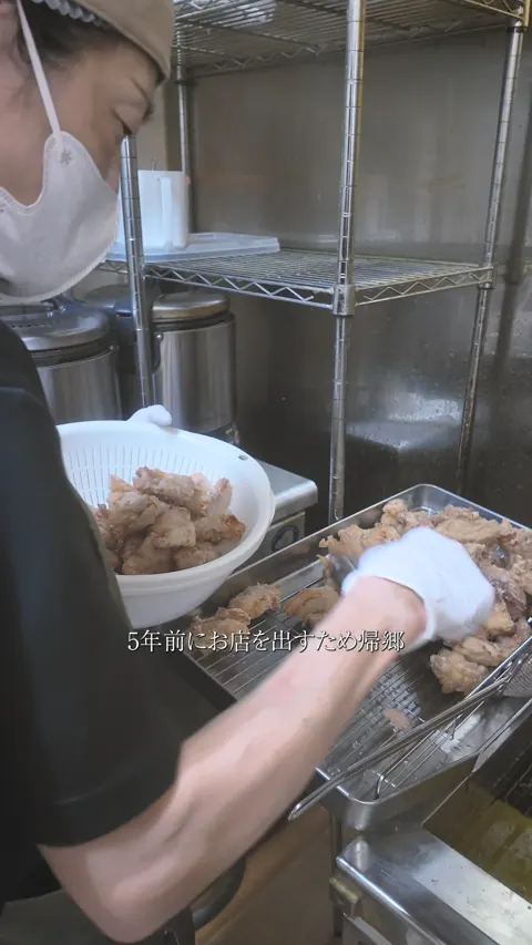 粉のつけ方まで調整する店主の手元
