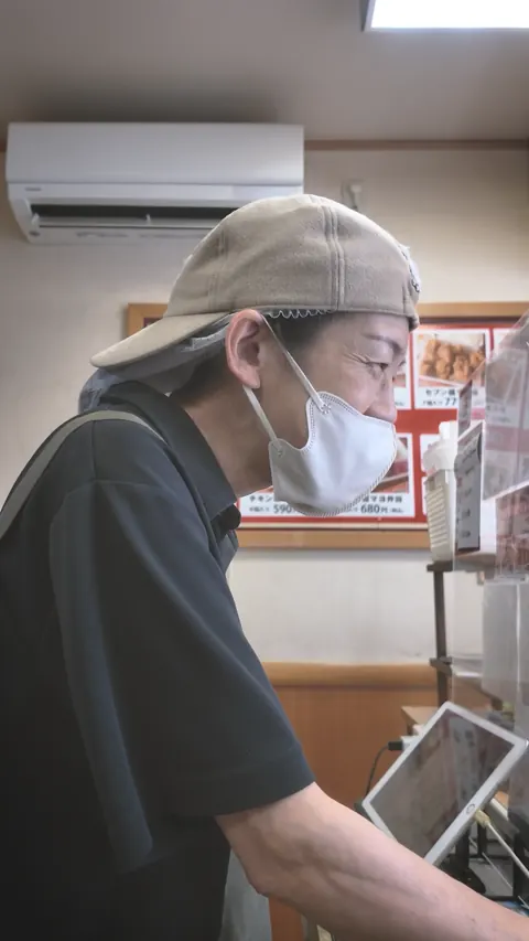 仕込みに向き合う店主